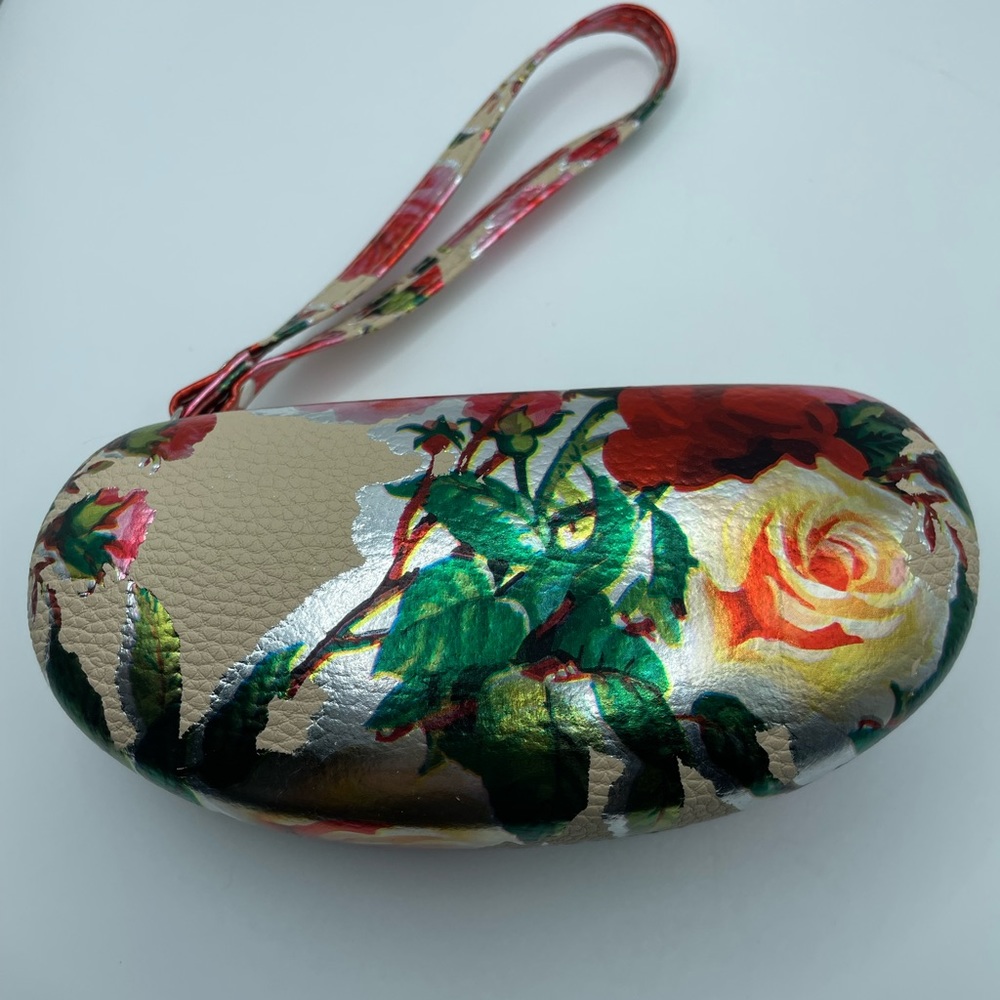 Eyeglass or sunglasses case